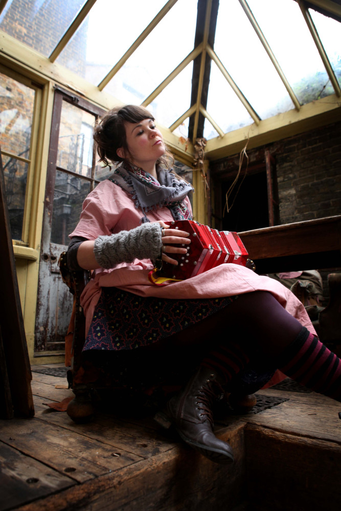 Jo Bowis actor musician playing old scottish shanties